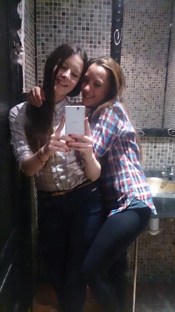 Carmenre95's tweet photo. @MaanuelaAlvarez @vickyfdez8 @javiromera1995 @carlos_nora ♥ http://t.co/BHbuWvEXFP