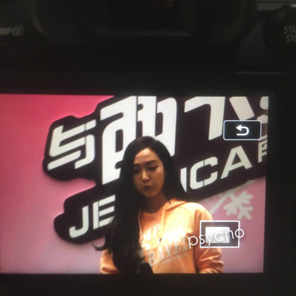 [PIC][25-01-2015]Jessica xuất hiện tại Nam Kinh để tham dự buổi fansign thứ 2 cho thương hiệu "Lining" B8MEdWxCAAIhm-6