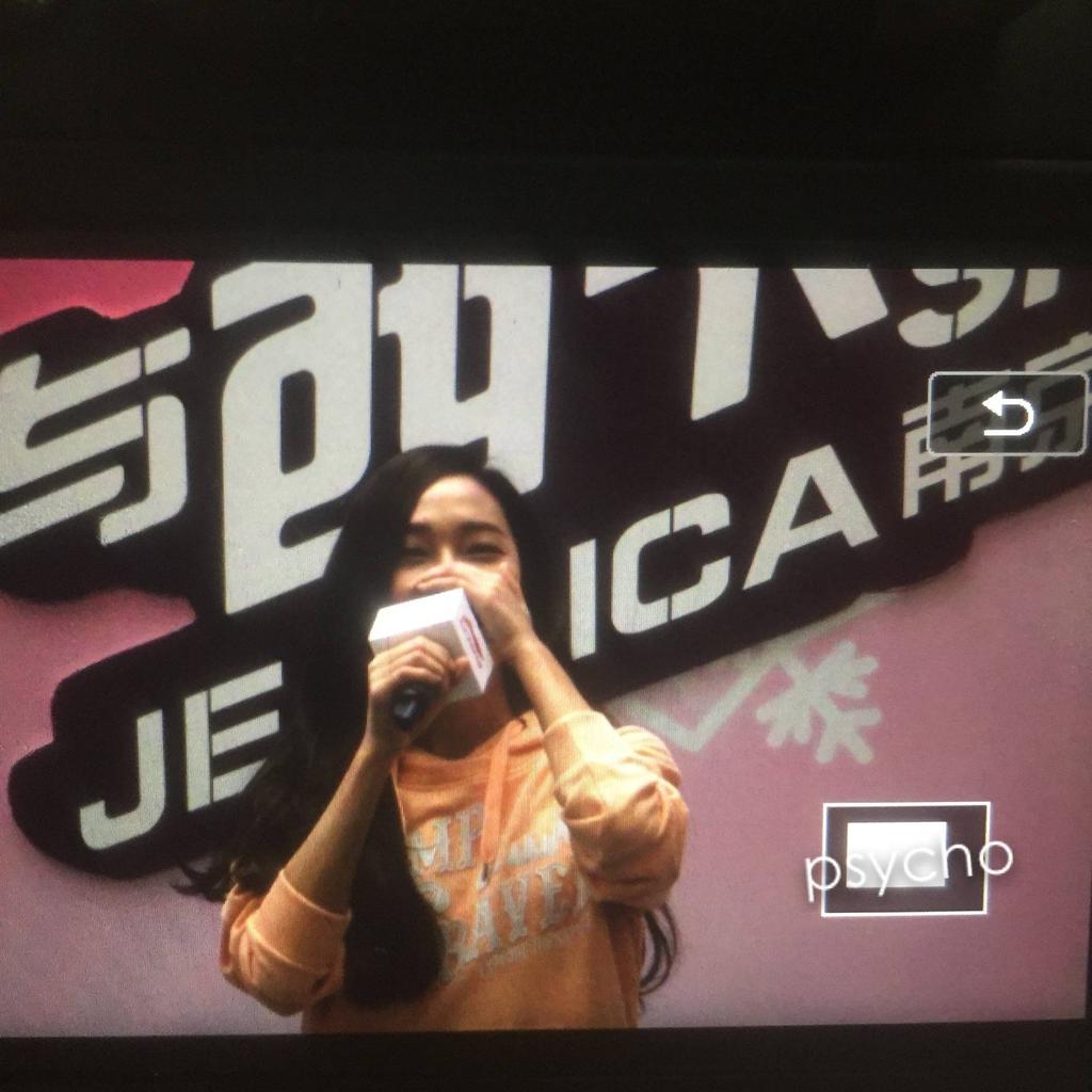 [PIC][25-01-2015]Jessica xuất hiện tại Nam Kinh để tham dự buổi fansign thứ 2 cho thương hiệu "Lining" B8MEfQZCIAAn73O