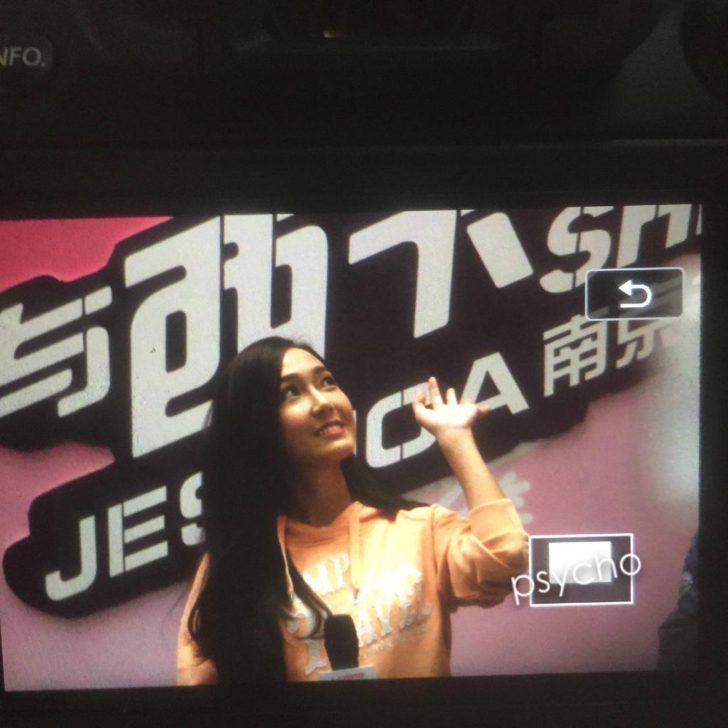 [PIC][25-01-2015]Jessica xuất hiện tại Nam Kinh để tham dự buổi fansign thứ 2 cho thương hiệu "Lining" B8MEg7XCAAAXwPZ