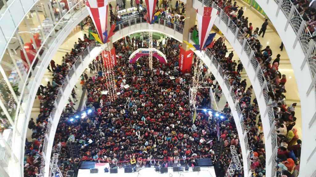 MelodyLaksani's tweet photo. Surabaya, makasih ya🙋 http://t.co/CR8Pq1kSsQ