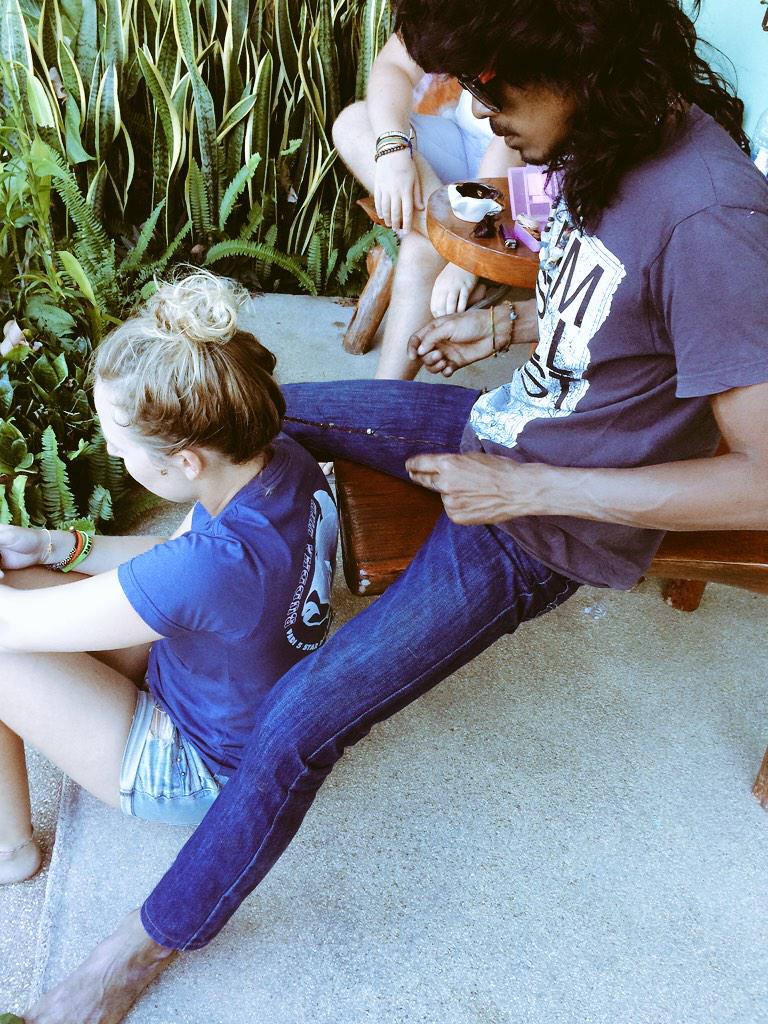 MaizeyRoberts's tweet photo. Being hippies in Pai @JessicaPook #pai #Thailand #hairbraids http://t.co/r63e4sMTuB