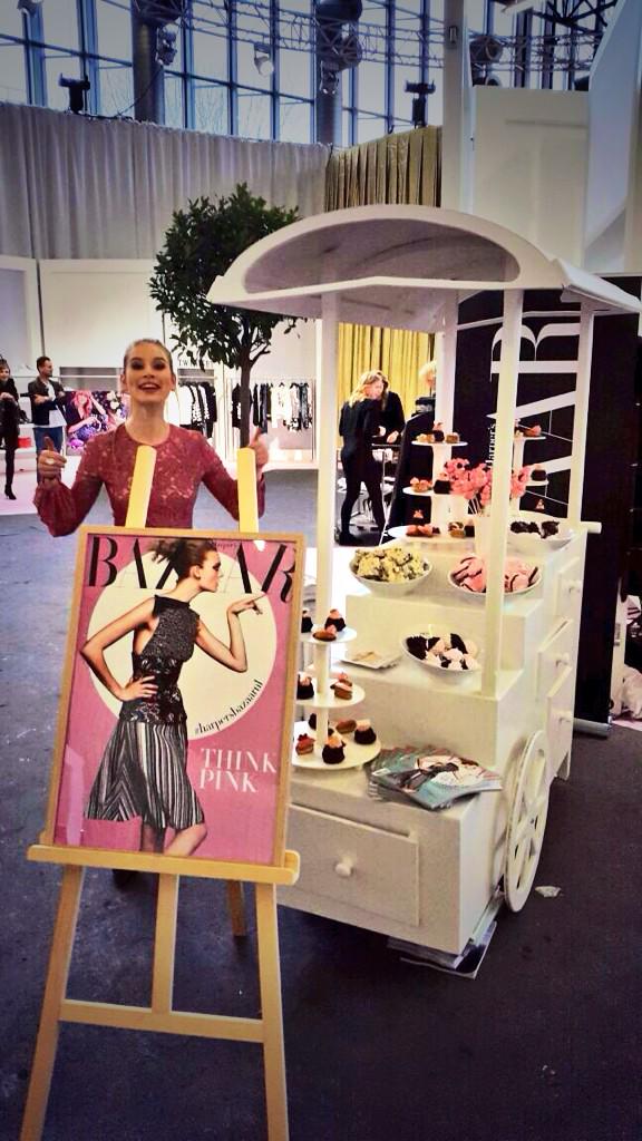 CecileNarinx's tweet photo. Bezoekerrrrs van de Modefabriek: ga vooral naar onze snoepkraam met Bazaarettes Joanna en Simone (niet in beeld) http://t.co/pcgIf3TPTj