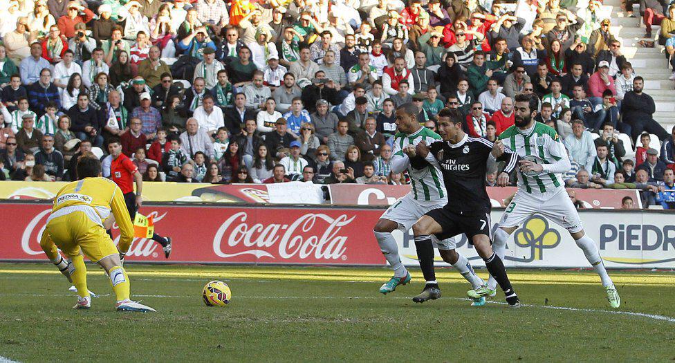 musicoloko7's tweet photo. Aquí se ve claramente a Cristiano agarrando a los dos defensores

#LOL http://t.co/s8fgqWY4DZ