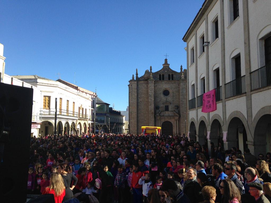 magallardomir's tweet photo. Emocionado con la respuesta del pueblo de Villanueva, una vez más demuestra su solidaridad #TodosConPilar http://t.co/LyoIHXEG0r