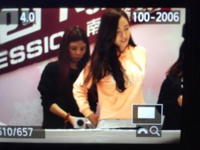 [PIC][25-01-2015]Jessica xuất hiện tại Nam Kinh để tham dự buổi fansign thứ 2 cho thương hiệu "Lining" B8MTgsCCIAEbPfN