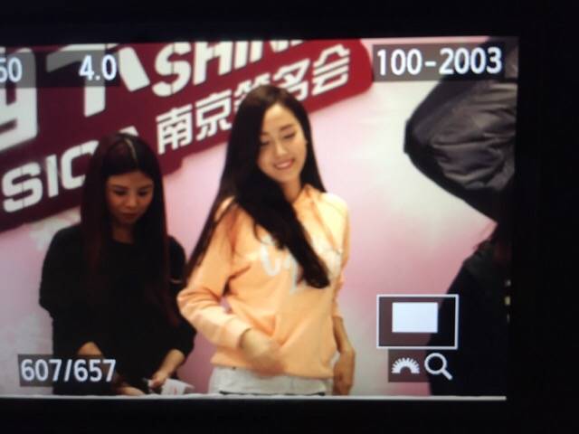 [PIC][25-01-2015]Jessica xuất hiện tại Nam Kinh để tham dự buổi fansign thứ 2 cho thương hiệu "Lining" B8MTh9yCAAMZP-4