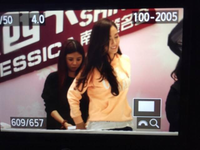 [PIC][25-01-2015]Jessica xuất hiện tại Nam Kinh để tham dự buổi fansign thứ 2 cho thương hiệu "Lining" B8MThJtCYAEISN2