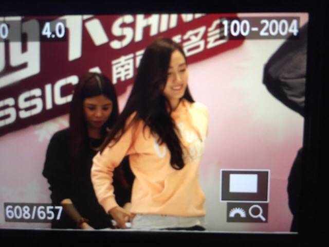 [PIC][25-01-2015]Jessica xuất hiện tại Nam Kinh để tham dự buổi fansign thứ 2 cho thương hiệu "Lining" B8MThl1CEAAdI5J