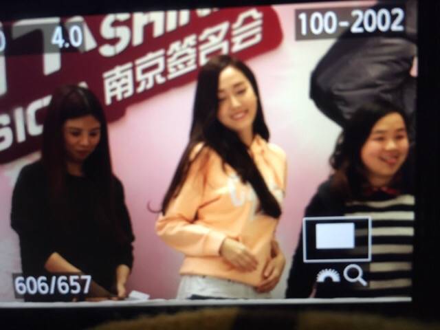 [PIC][25-01-2015]Jessica xuất hiện tại Nam Kinh để tham dự buổi fansign thứ 2 cho thương hiệu "Lining" B8MTjjjCIAApODM