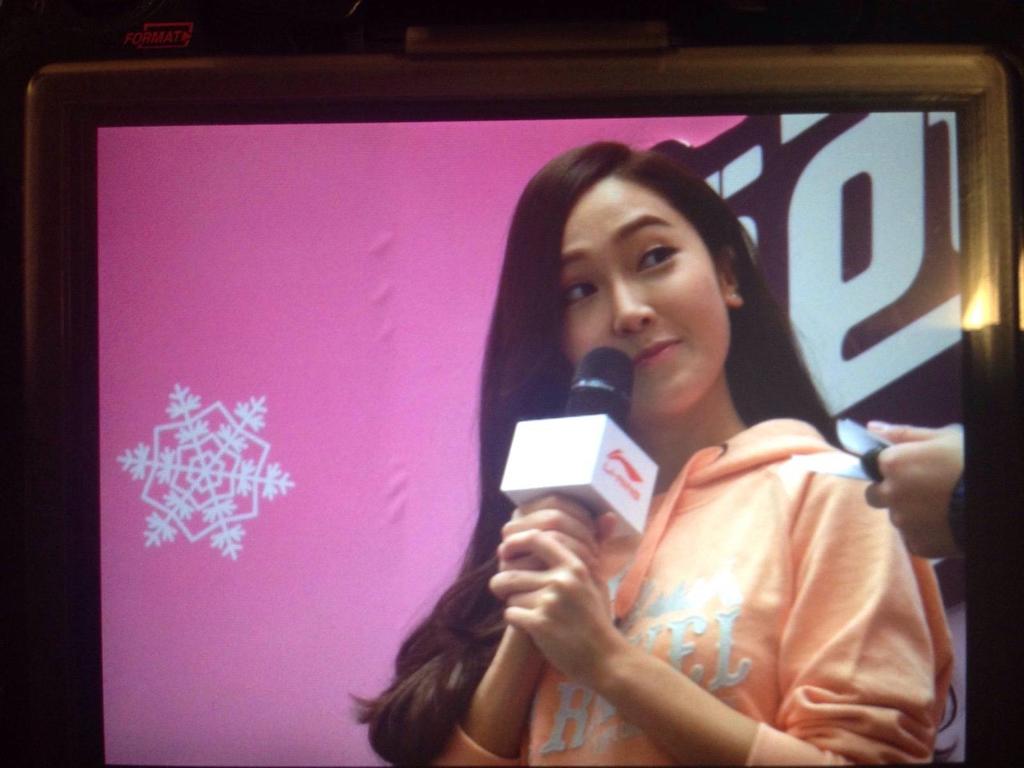 [PIC][25-01-2015]Jessica xuất hiện tại Nam Kinh để tham dự buổi fansign thứ 2 cho thương hiệu "Lining" B8MY1yTCIAEpOm6