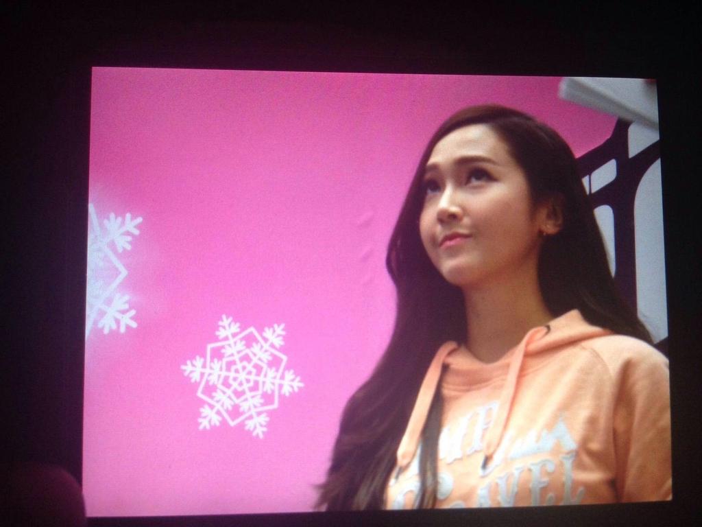 [PIC][25-01-2015]Jessica xuất hiện tại Nam Kinh để tham dự buổi fansign thứ 2 cho thương hiệu "Lining" B8MY3MHCcAAtcSq