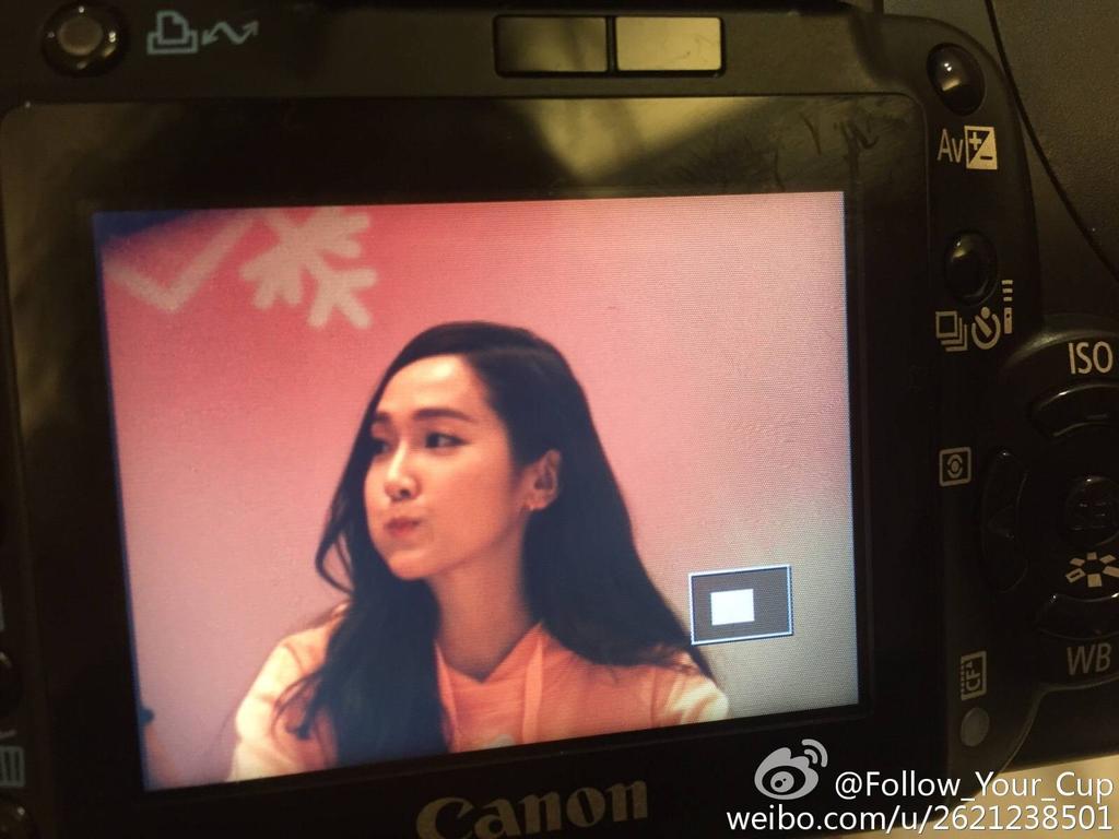 [PIC][25-01-2015]Jessica xuất hiện tại Nam Kinh để tham dự buổi fansign thứ 2 cho thương hiệu "Lining" B8MZdIMCQAErJNy