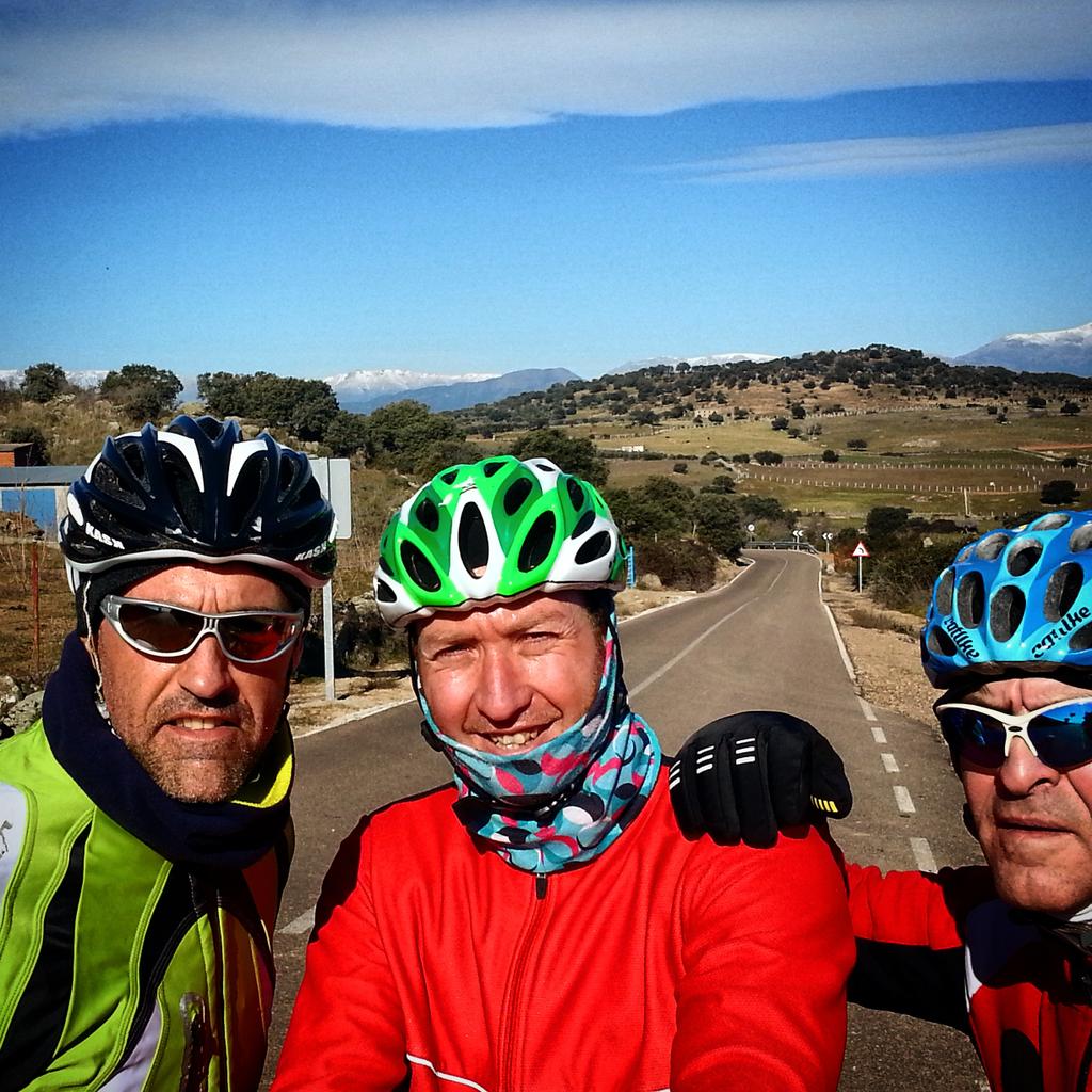 alealbaalvarez's tweet photo. Salida hoy con buenos amigos @JoseIgn13794374 y #juanjo #moreworkouts @DarkSid3Tri http://t.co/uylCE6eHlQ