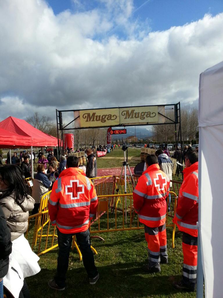 CruzRojaRioja's tweet photo. En Haro se está celebrando el XXIX Cross Ciudad de Haro. 13 voluntarios de la Asamblea de Haro están de servicio http://t.co/FKns7nNF0Q