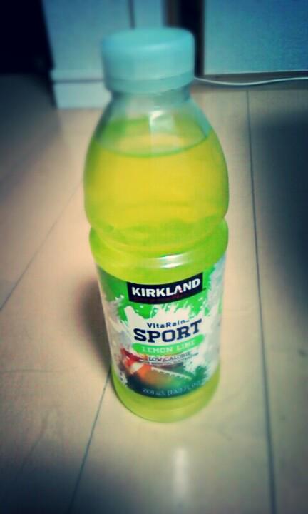 ParadisEight's tweet photo. どーも大倉ですよ！
貰い物なんですけど緑繋がりということでもらいました！初めて飲んだけど美味しかった！

でも貰い物だからどこに売ってるかわからへんねん。誰か見つけたら教えてー

ちなみに味はレモンライム！ http://t.co/hHiw09KUES