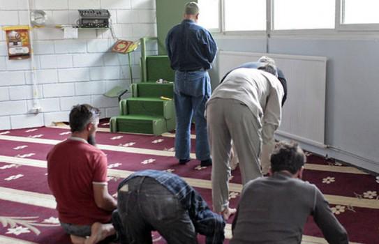 Piovegovernolad's tweet photo. Un centro islamico non fa una moschea: a dirlo sono i giudici del Tar, ed il centro riapre - http://t.co/hJbeknvlQQ http://t.co/PEHmyppS2s