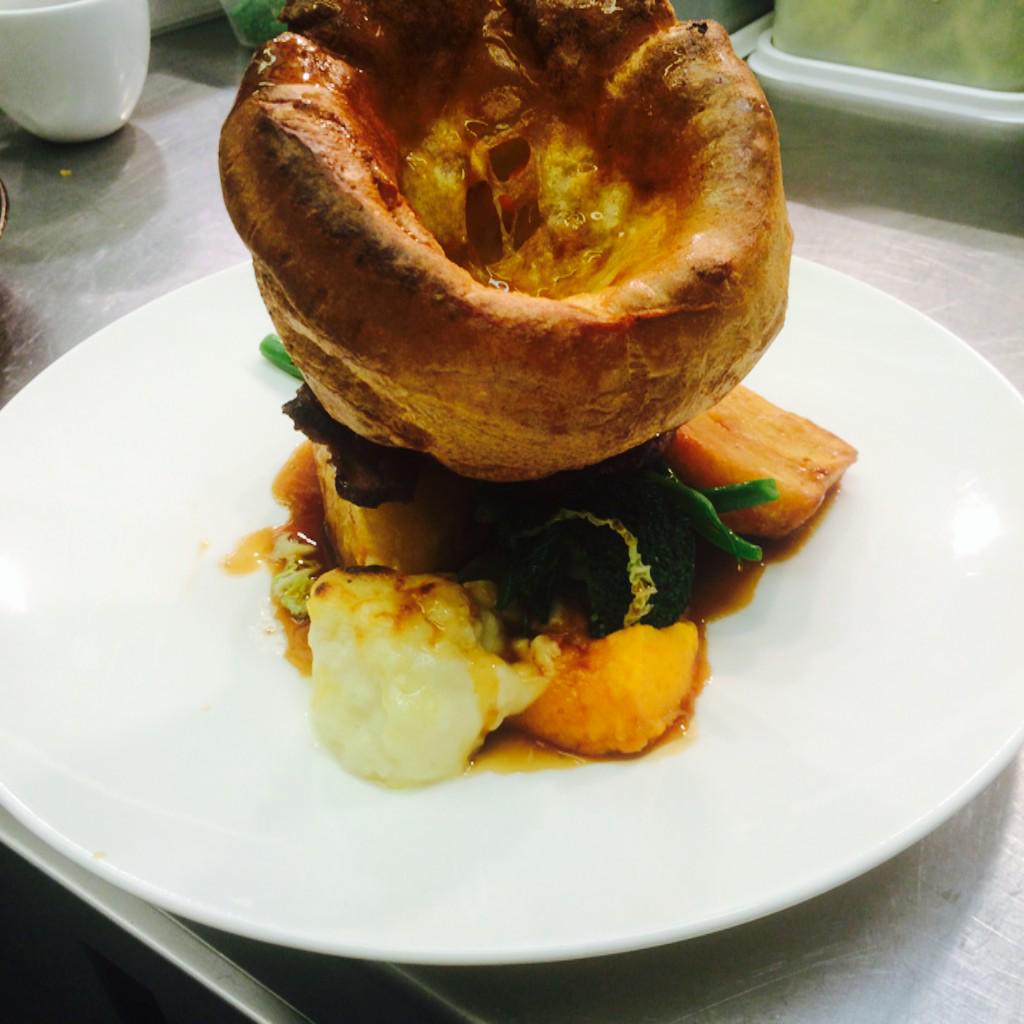 Edchef2019's tweet photo. Sunday roast @EarleHale @simonrim  #roastbeef #badboyyolkies http://t.co/r1r53dKsQY