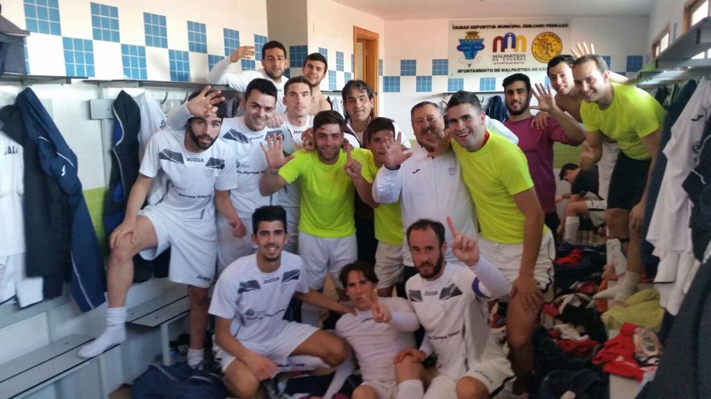 Foto de vestuario celebrando la victoria. 
#somosgrandes #aupacalamonte
