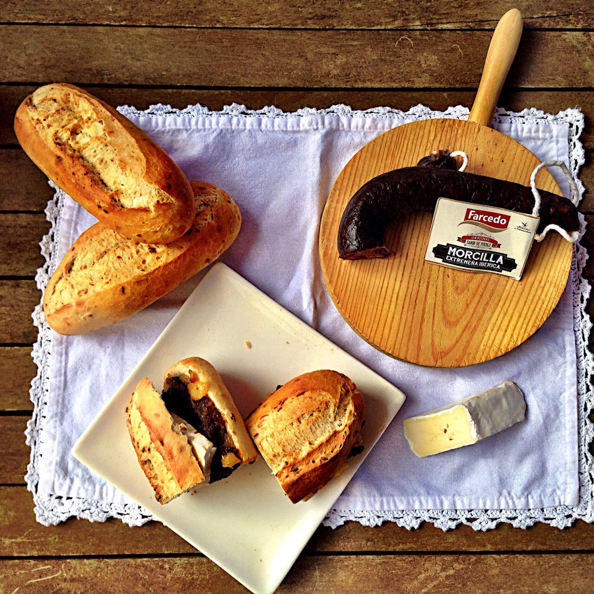 Bocadillo de morcilla ibérica extremeña sobre manzana caramelizada y queso brie en pan de cebolla #delicioso