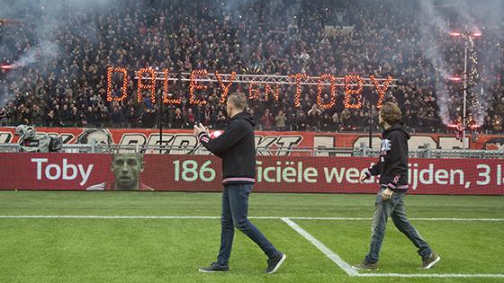 In rust vd #Klassieker was er prachtig afscheid voor <a href="/BlindDaley/">Daley Blind</a> en <a href="/AlderweireldTob/">Toby Alderweireld</a>! #daleybedankt #tobybedankt