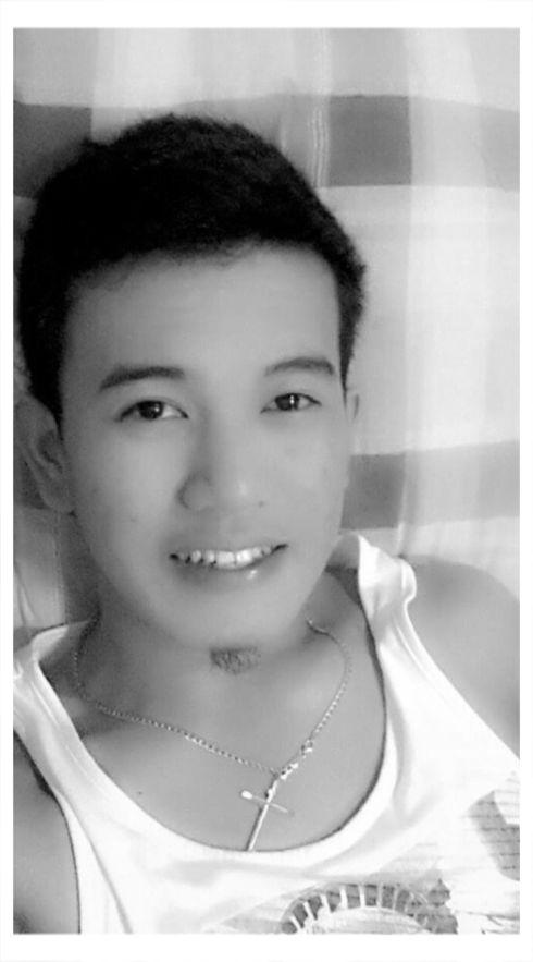 Junnelrams's tweet image. Taking selfie;), via pizap.com