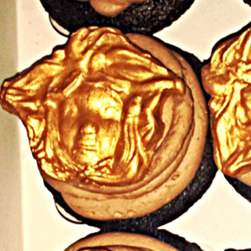 FalcoMadeline's tweet photo. My chocolate cupcakes #maddiescakes #Versace #40/40club #cupcakeclubbin http://t.co/EZZN3lrFmA