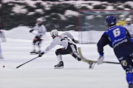 Sporten_com's tweet photo. Vi har vært på bandy-storkampen mellom Stabæk og Solberg! Les mer og se video av toppkampen.

http://t.co/Qd9Wr4JZaT http://t.co/VkhN3CXzPS