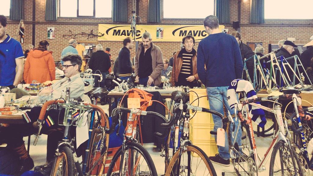 me_lieveke's tweet photo. Druk op de #RetroFietsBeursWitgoor met fietsen van oa @PaulHerygers #Merckx #Liboton !!!! http://t.co/lol8yBLrwE