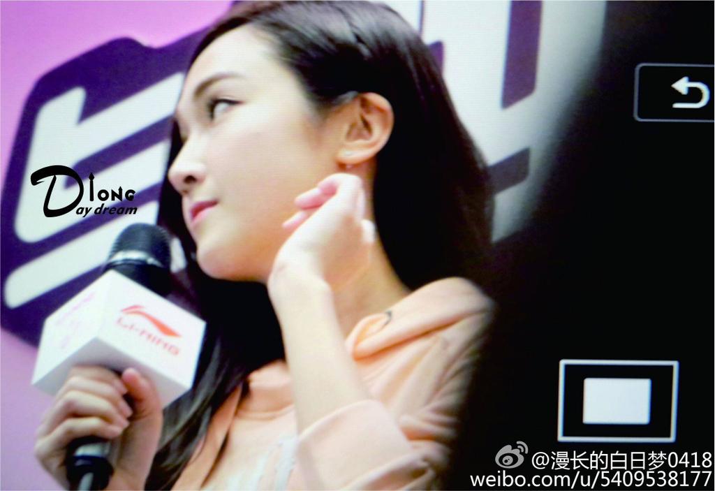 [PIC][25-01-2015]Jessica xuất hiện tại Nam Kinh để tham dự buổi fansign thứ 2 cho thương hiệu "Lining" B8MviL1CYAAqELc
