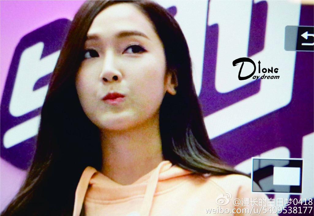 [PIC][25-01-2015]Jessica xuất hiện tại Nam Kinh để tham dự buổi fansign thứ 2 cho thương hiệu "Lining" B8MvlF3CQAEbolo