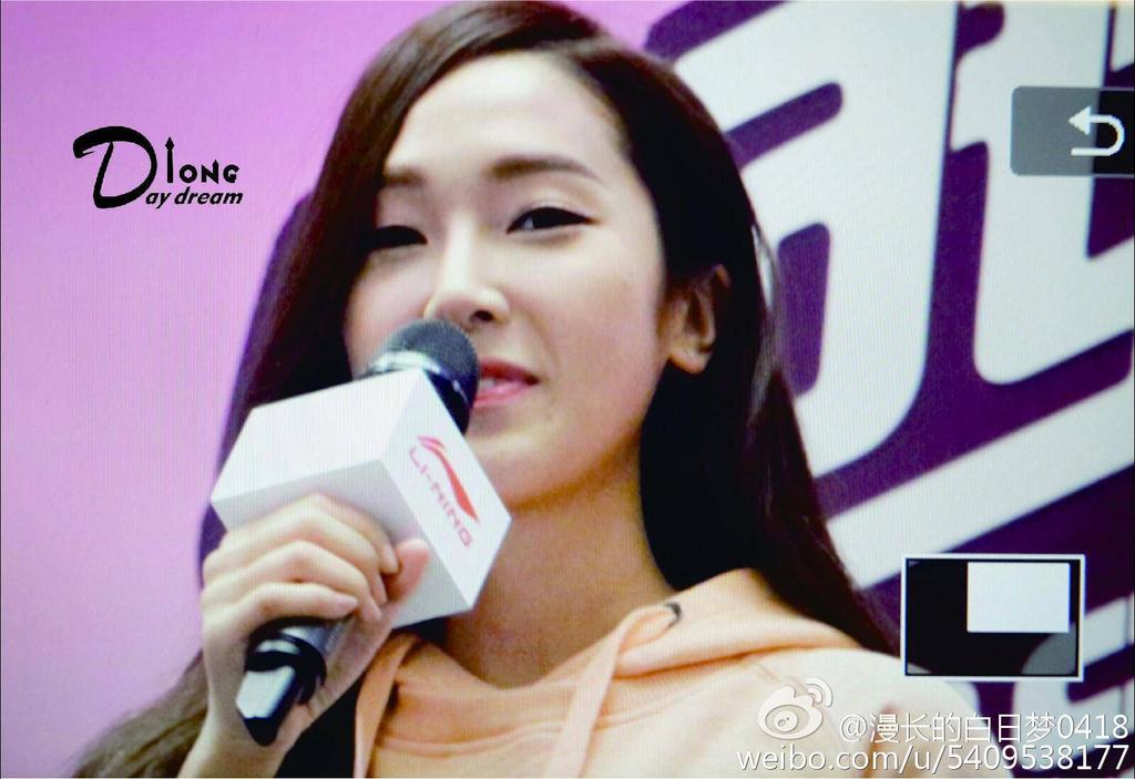 [PIC][25-01-2015]Jessica xuất hiện tại Nam Kinh để tham dự buổi fansign thứ 2 cho thương hiệu "Lining" B8MvnjSCUAAV8Bi
