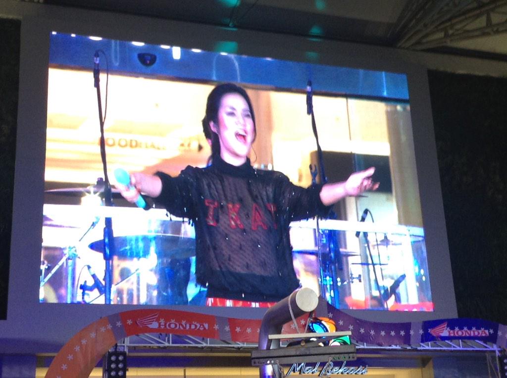 <a href="/raisa6690/">Raisa Andriana</a> juga sempat bawakan lagu All About That Bass. Kereeenn! #HondaInWonderland <a href="/alwayshonda/">PT Daya Adicipta Motora</a>