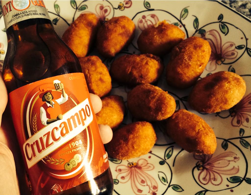 malvarezcasado's tweet photo. Croquetas de mi madre y un botellín. Domingo. Familia.
Felicidad. http://t.co/A6edZ8PAG3