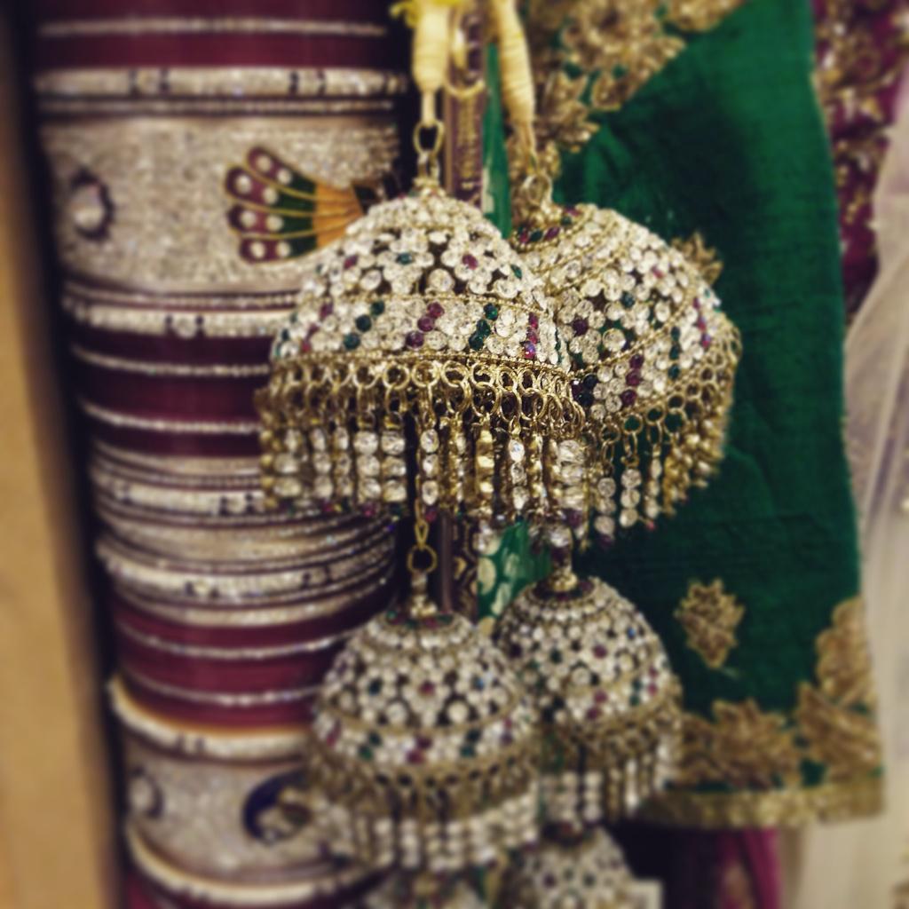 HareDhami's tweet photo. So @HareDhami what u been doing today #matching #bridal #chura #kalere #jewellery #accessories @sharonscouture http://t.co/uEEYBM8qXc