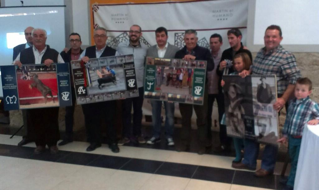 javimarzo's tweet photo. Ayer se recogió el premio a mejor detalle de la Pascua Taurina de Onda con la N20 "Lechera" #EM @VacasTorosCerve http://t.co/sxt7uNI4JS