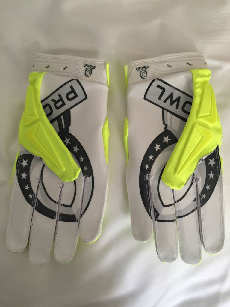 TambaHali91's tweet photo. WHO WANTS MY GLOVES AFTER THE #PROBOWL GAME TODAY. WILL SIGN THEM TOO! #CHIEFS @NFL http://t.co/tji3ORHBBT