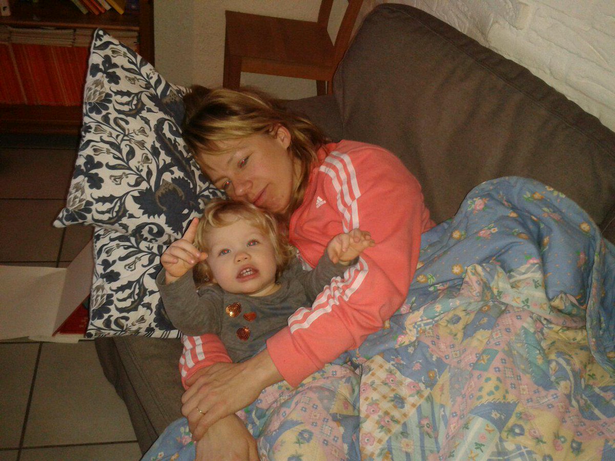 Beide dames ziek op de bank ...