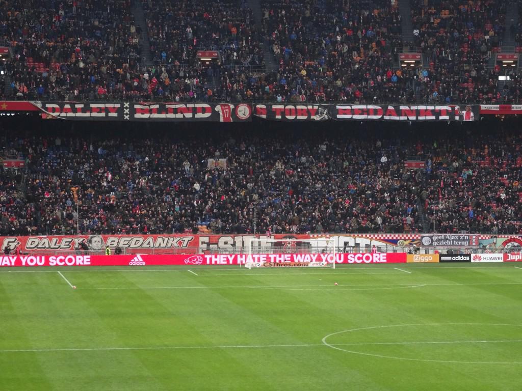 F-Side &amp; South Crew met prachtige banners voor <a href="/AlderweireldTob/">Toby Alderweireld</a> &amp; <a href="/BlindDaley/">Daley Blind</a>.