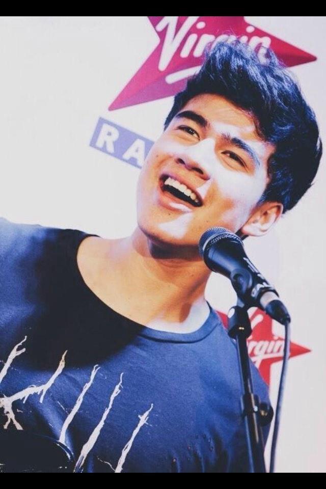 Happy birthday to one of the hottest and sassiest bassists ever: calum hood!!! 