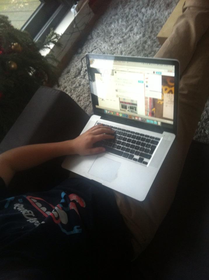 Kamielus's tweet image. Zo veel mensen die #staand tweeten. Ik doe het meestal #zittend.