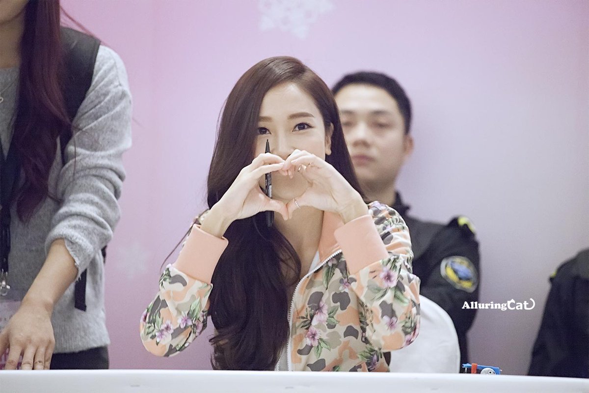 alluringcat's tweet image. 150124 #Jessicajung #Jungsooyeon LI-NING Chengdu Fansign event 4P