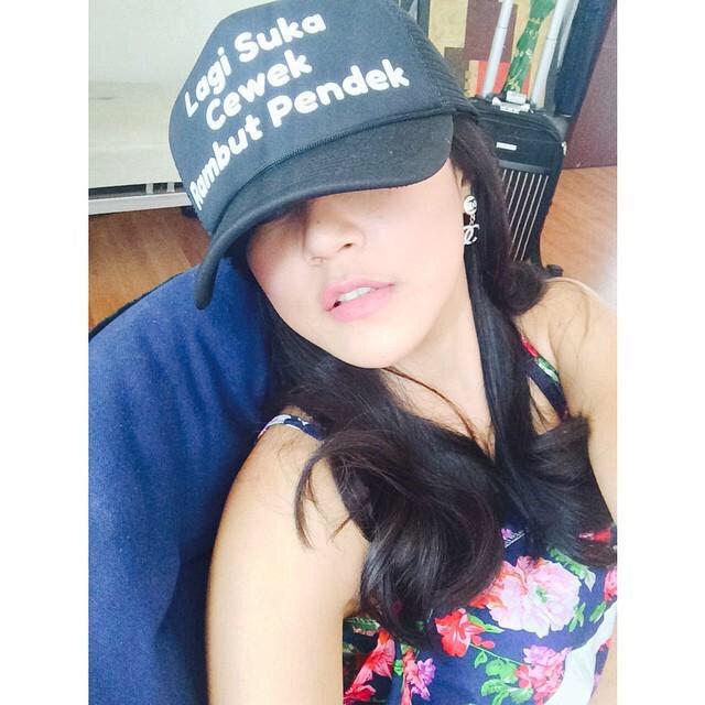 Devalova_JKT's tweet photo. Wah "@DevaMahenra: Pelanggaran banget ini. Gue aja belum pernah foto sama topi sendiri. Eh @RynChiBi udah colongan http://t.co/AU5gA3y016"