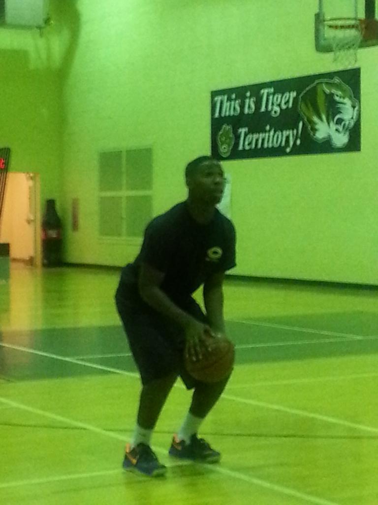 GloryBound_Inc's tweet photo. Open gym at CMS for CURRENT Commerce basketball players only. Middle and High school. Boys and Girls. #BeGloryBound http://t.co/H4Md5c2Jo2