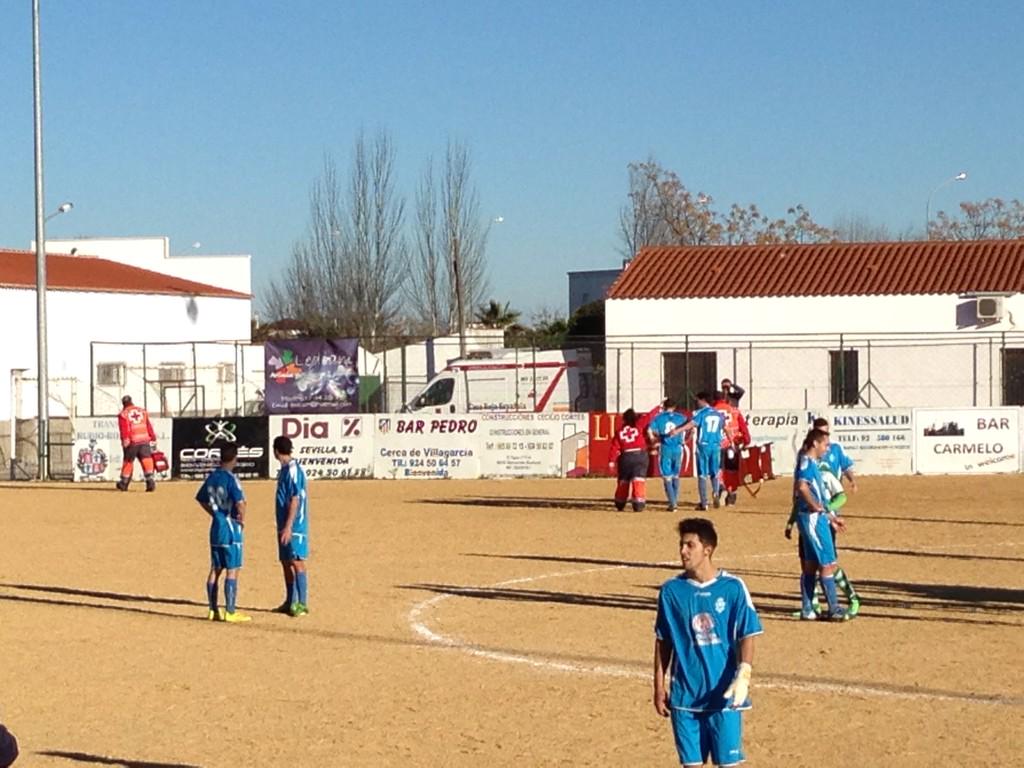 cortes_deporte's tweet photo. Choq de cabeza duro ntre @MoisesManHer y un jugador rival. Se llevan al higuereño al C.de Salud xa darle punts... 1-1 http://t.co/hDGn1qLs3g