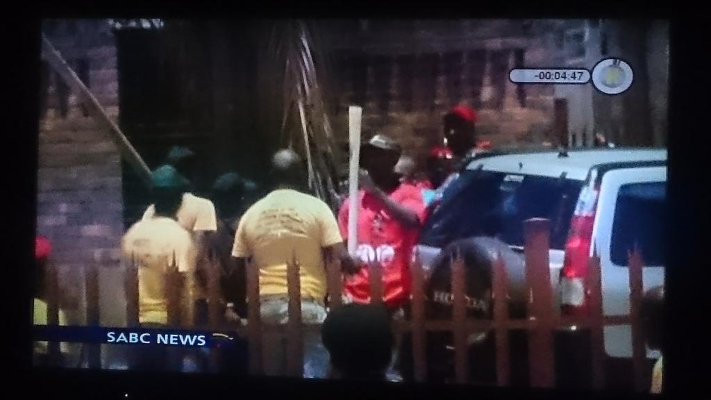 AldrinSampear's tweet photo. #ANCvsSACP... Hectic scenes there coming from MP. @SABCnews reporting on the violent clashes between members http://t.co/eG39Id7wrq