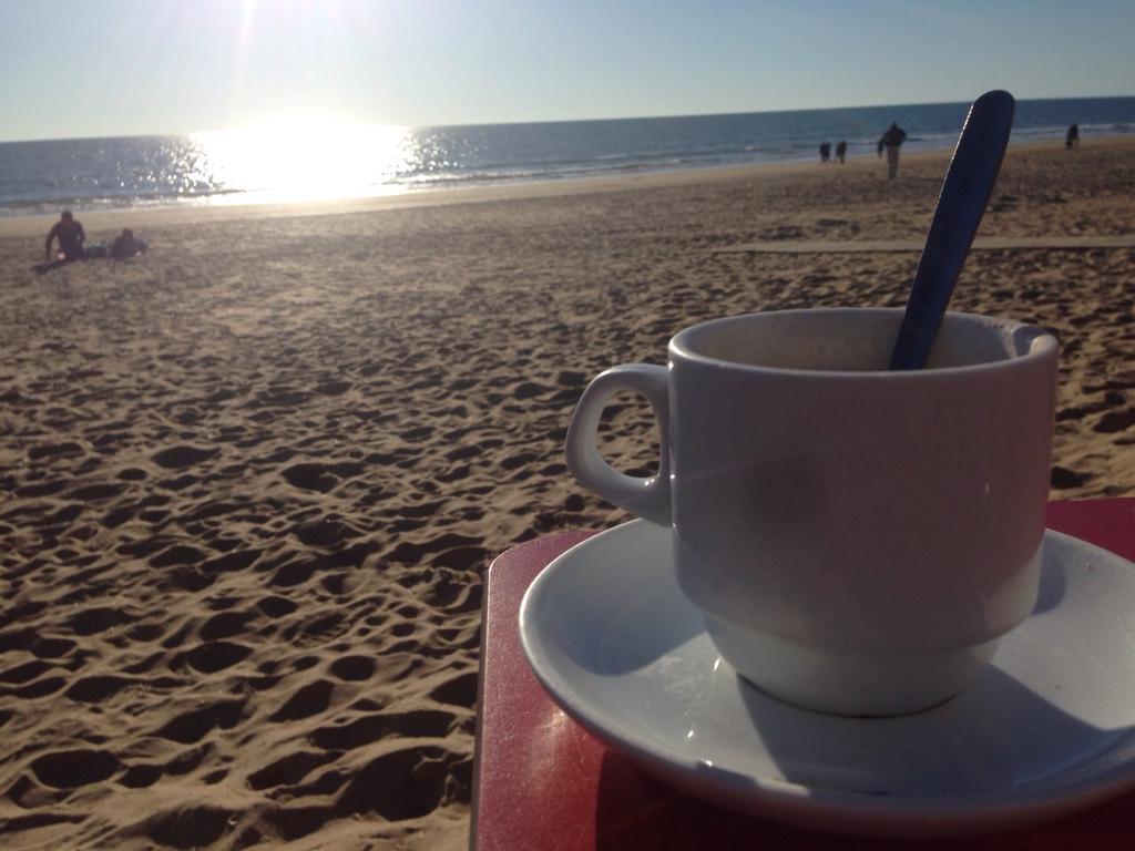 RizoSara's tweet photo. De cafelito con la mejor vista y la mejor compañia @MariaGmezCid y @88Luzma http://t.co/hoJdKRWusy