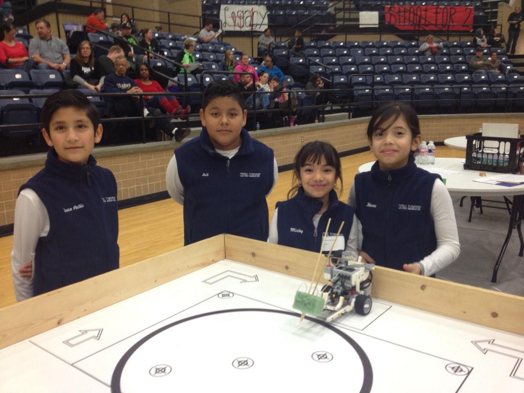 CentralSTEMBOTS's tweet photo. Future Engineering Farmers rockin' it in the arena... #teamcentral http://t.co/BjNkRGXtJa
