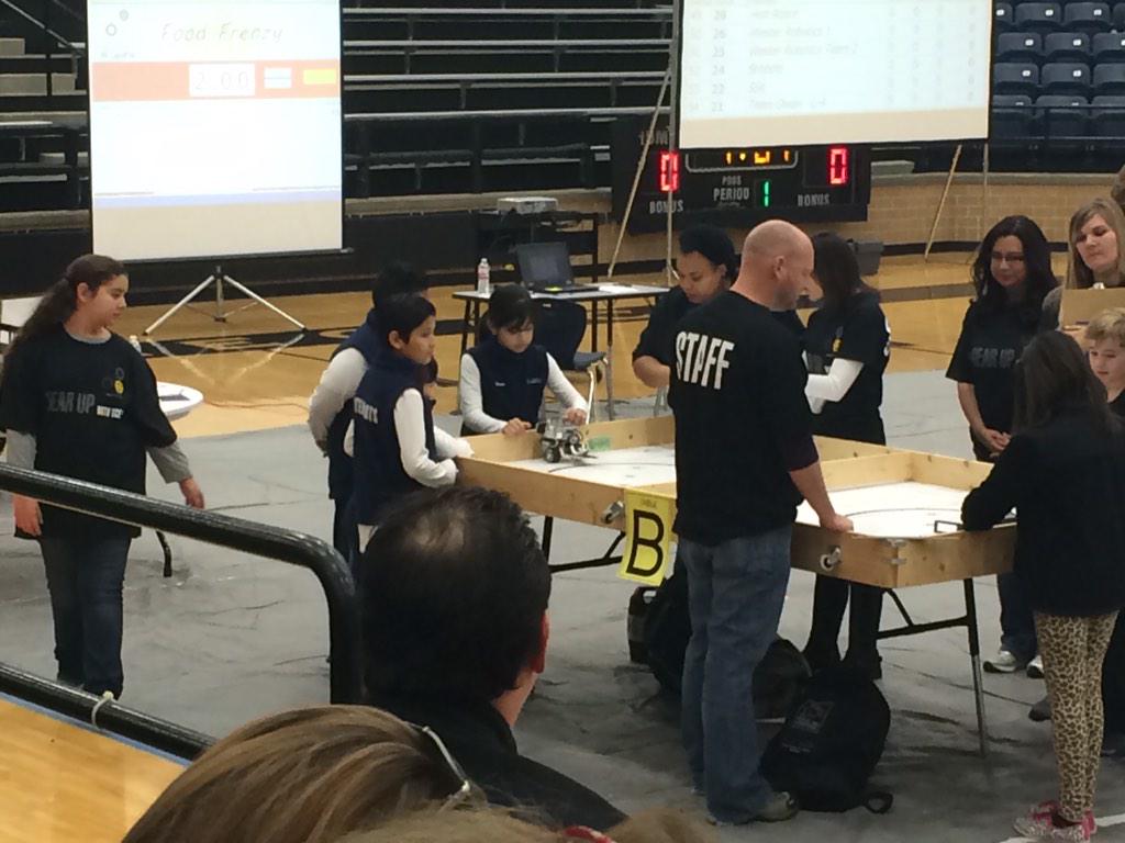 CentralSTEMBOTS's tweet photo. Future Engineering Farmers rockin' it in the arena... #teamcentral http://t.co/BjNkRGXtJa