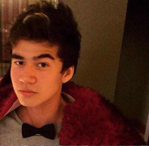 Remessage if you want to wish Calum Hood a Happy 19th Birthday. 